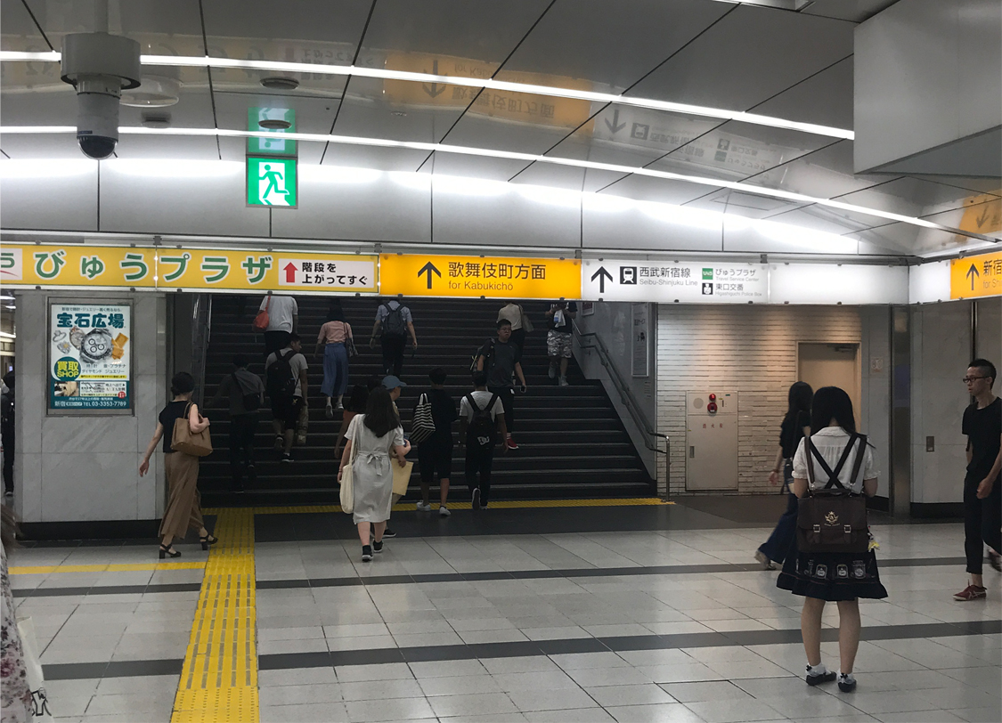 改札を出て左前方にある歌舞伎町方面への階段を上がります