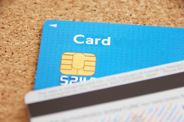 アルバイトとして働きながらクレジットカードを作ることは可能？