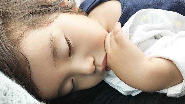 なかなか寝ない子どもが気持ちよく眠れるために！効果的な対処法で寝かしつけがうまくいく