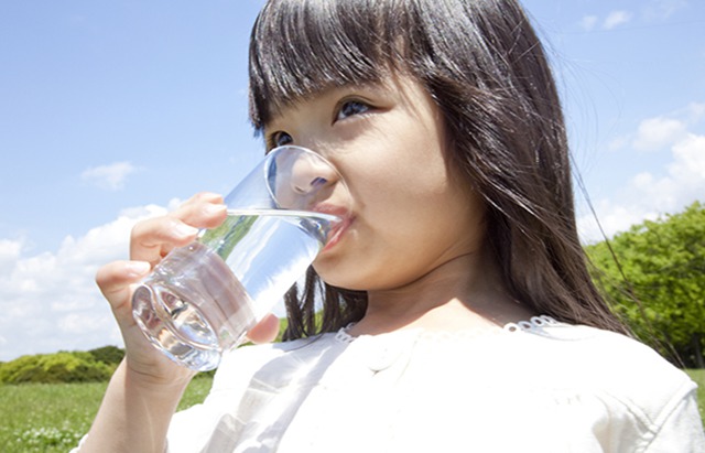 アルピナウォーターの特徴やおすすめポイント　水を飲む子供