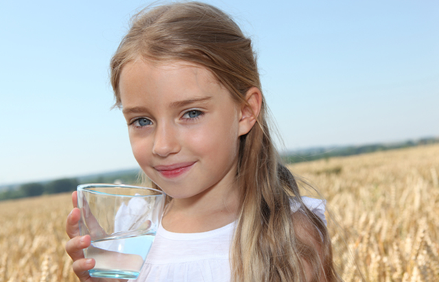 なるべく長い期間水を美味しく飲めるようにする工夫　水を飲む少女
