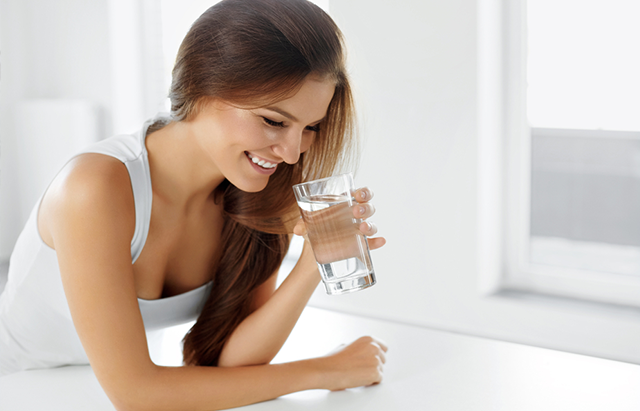 知れば役立つ！炭酸水の豆知識　水を飲む女性
