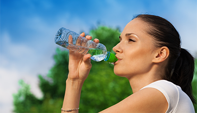 ピュレストの5つのおすすめポイント　水を飲む女性