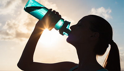 アルカリイオン水の活用術を2つ紹介！　水を飲む