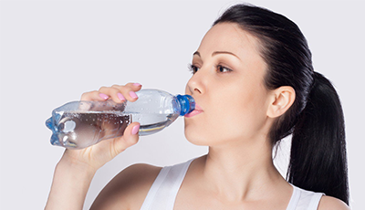 クールクーの5つのおすすめポイント　水を飲む女性